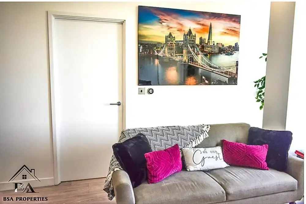 Modern 2 Bed 2 Bath Bracknell With Free Parking