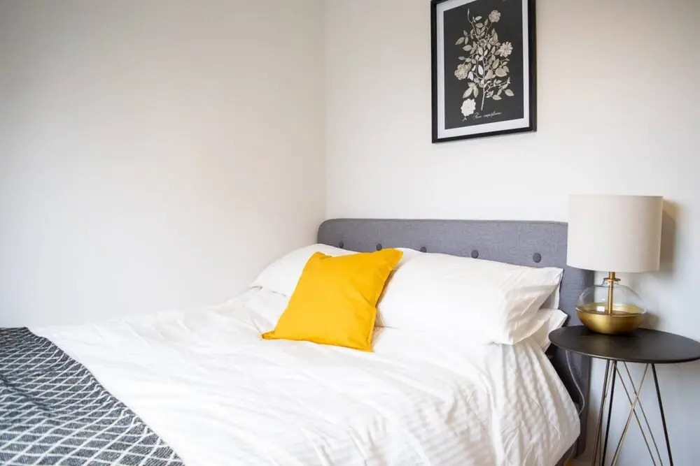Modern 1 Bedroom Top Floor Flat in West London