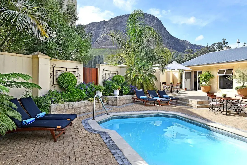 Lovely Self-catering Home, in Quiet Area, 10 Minutes Walk to Restaurants No01