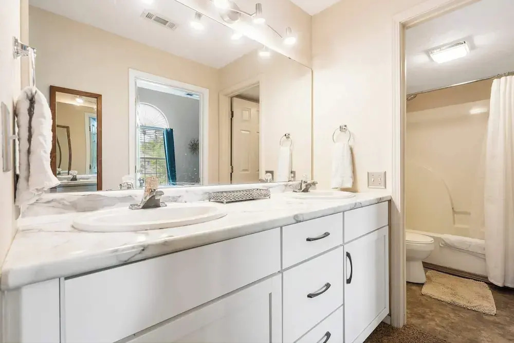Warm Welcome Getaway Resort Stay for 6 With Amenities Near Downtown