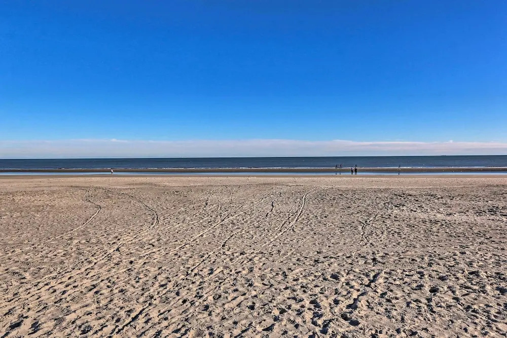 Hilton Head Island Condo: Steps to Beach!