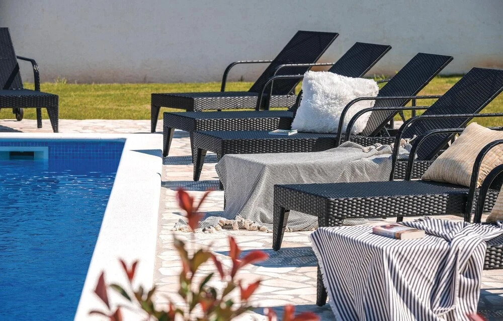 Amazing Home in Banjole With Wifi, 2 Bedrooms and Outdoor Swimming Pool