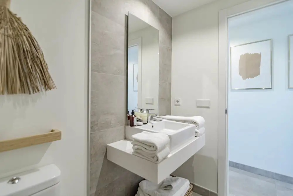 Inf2.4e - Modern 2-bed Apt With Roof top Pool