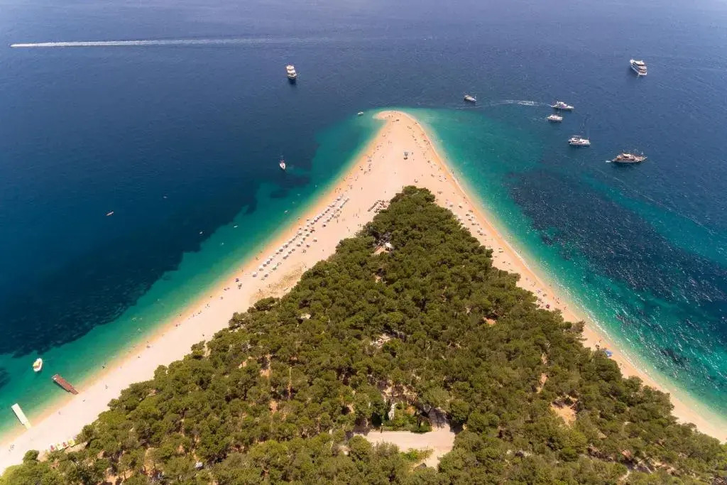 Luxury Villa Zlatni Rat with Pool, Near Zlatni Rat Beach, Bol