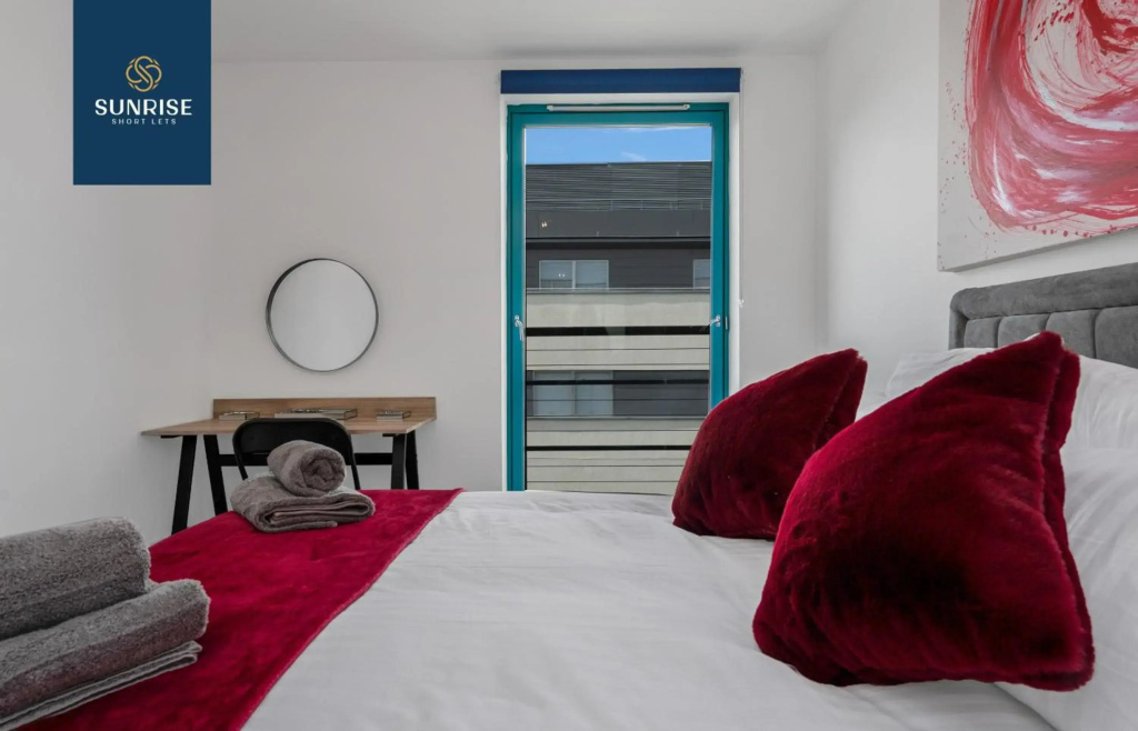THE PENTHOUSE, Stunning Views, Foosball Table, Central Location, 3 Rooms, Sleeps 6, Ideal for Families, Tourists, Business Travellers