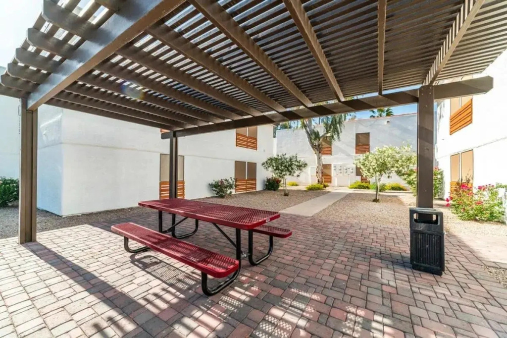 33 Avenida Pool View Studio new to market Avenida king bed ds