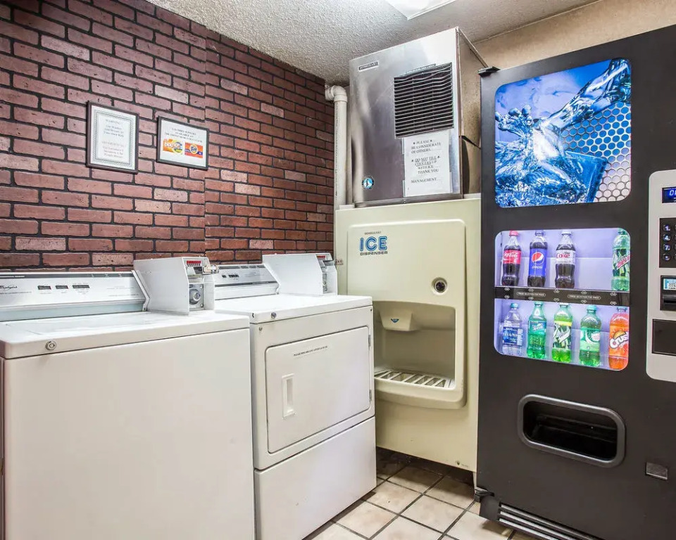 Econo Lodge Inn & Suites Fort Jackson area