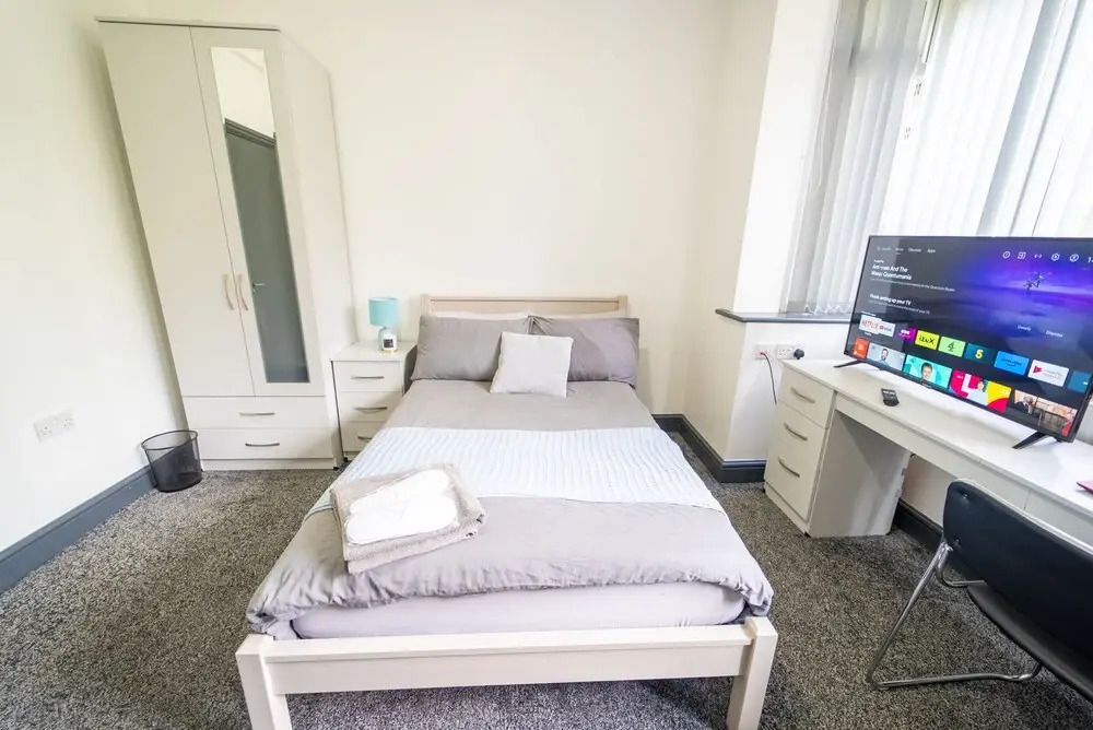 76 Bournbrook Road Equipped Studios Near QE