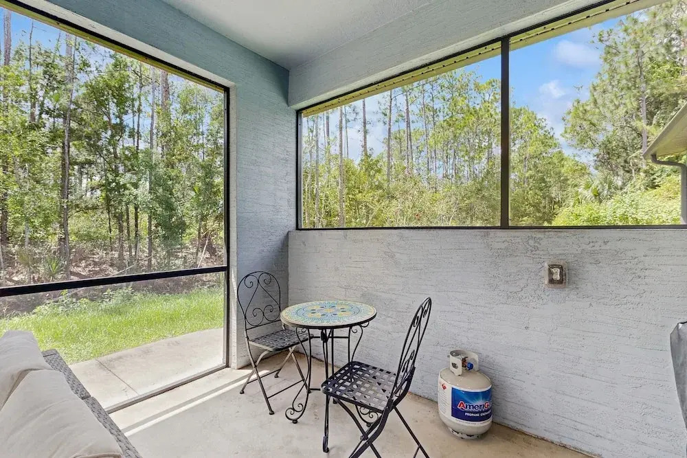 Spacious House With Private Covered Patio, Work Station, Full Kitchen and Grill