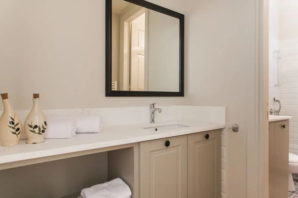 1930s Athenian House by YHA