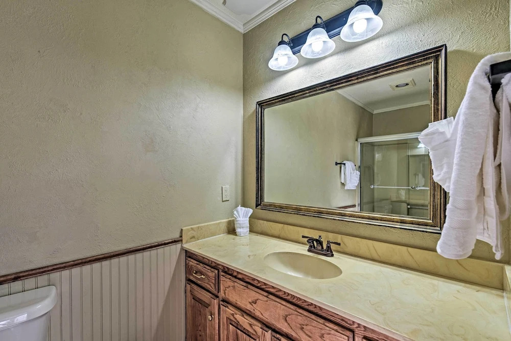 Red River Townhome With Balcony & Mtn Views!