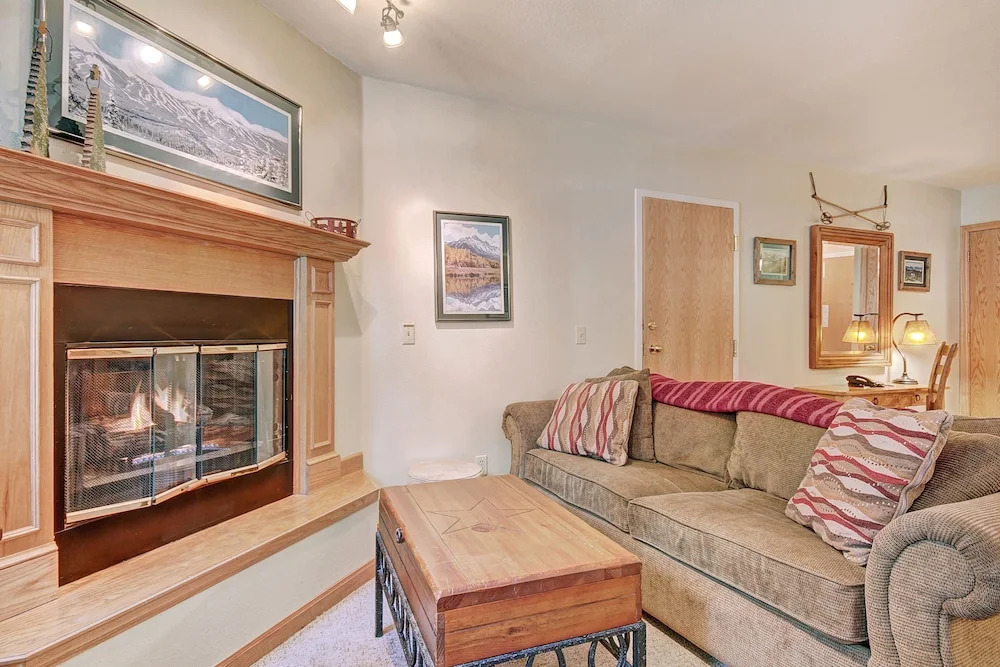 Cozy + Convenient 1br - Just Steps To Vibrant Apres-ski 4ppl 1 Bedroom Condo by RedAwning