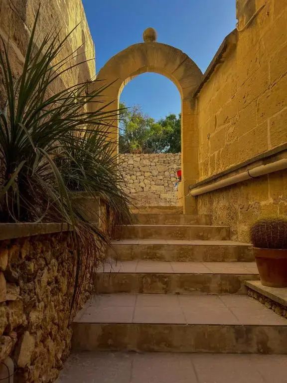 300y/o Farmhouse BLUE LAGOON VIEWS /AC/POOL QALA