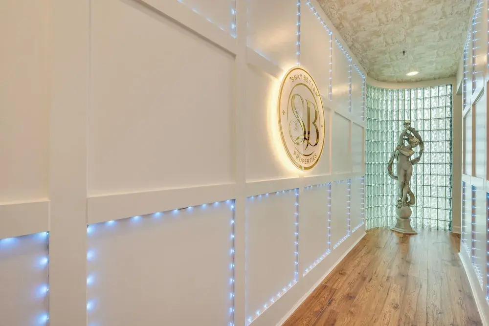 Luxury Atlanta Rental w/ Balcony: Near Buckhead!