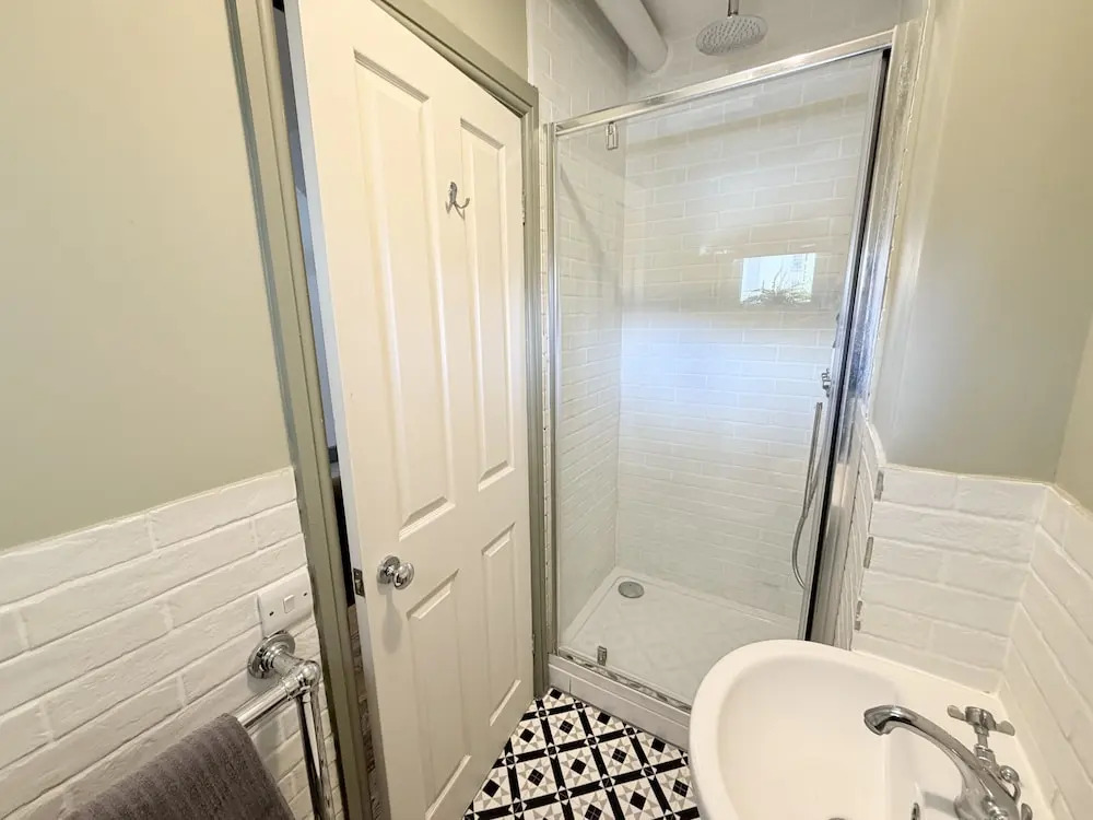 Cosy one bedroom apartments with free evening parking