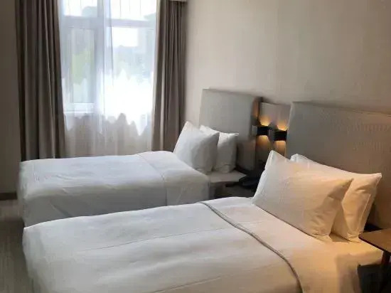 HanTing Hotel (Urumqi Zhongyinggong Subway Station)