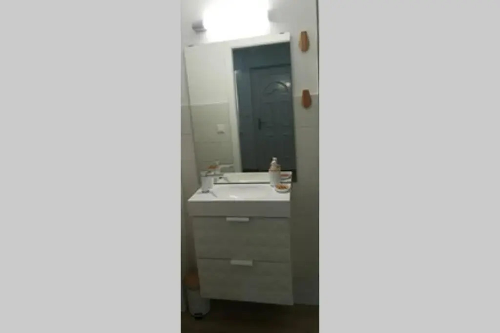 Studio renové en RDJ dans résidence de standing