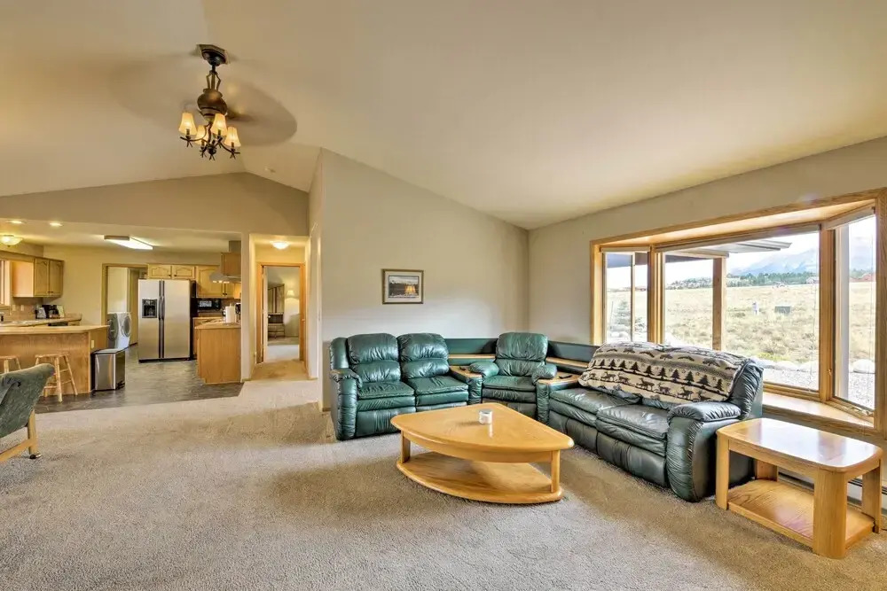 Buena Vista Retreat: 7 Acres & Panoramic Views