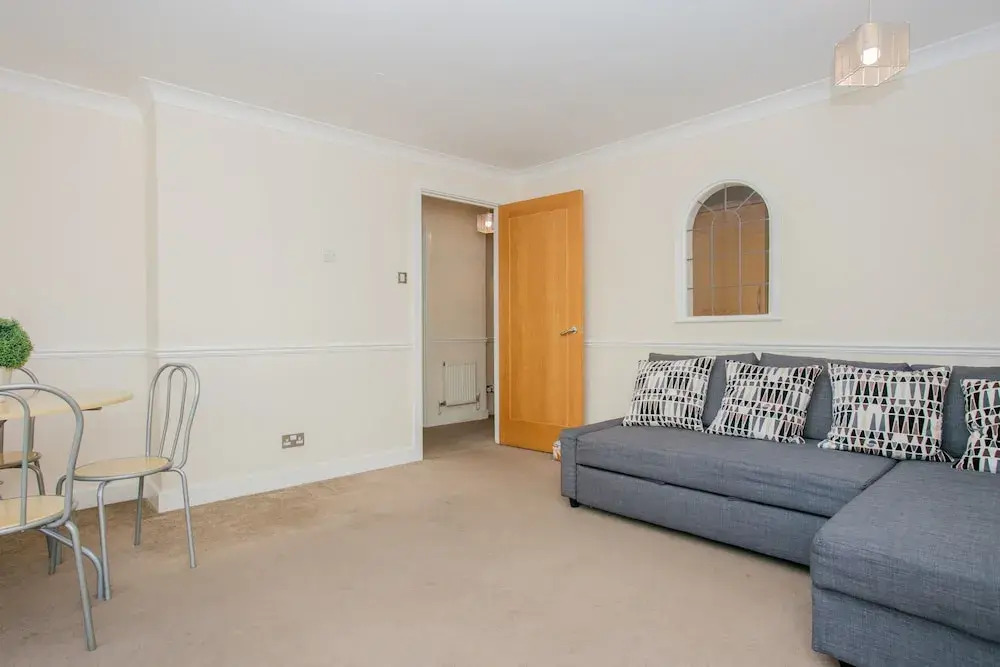 1 Bedroom Flat with Balcony Accommodates 4
