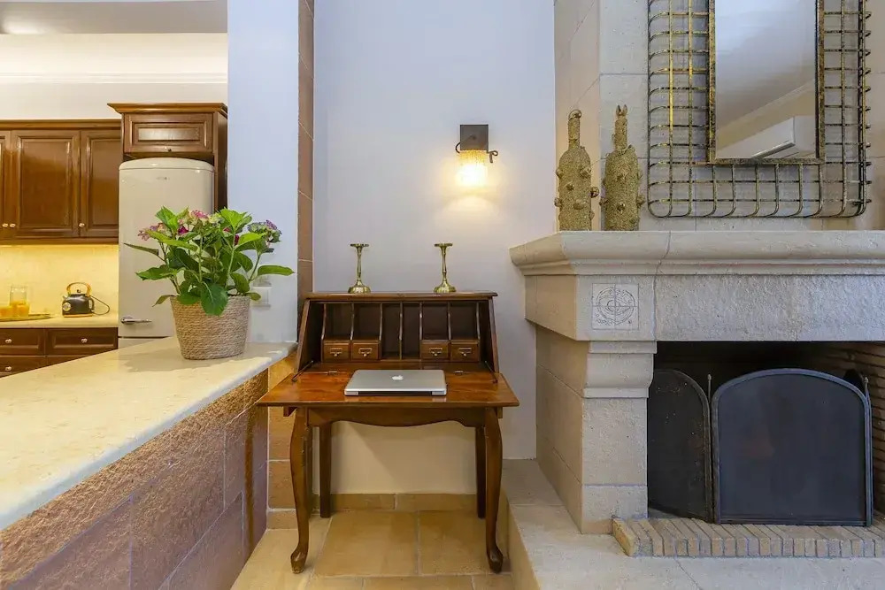 Solaris Methea- Luxury Central Villa by the Castle