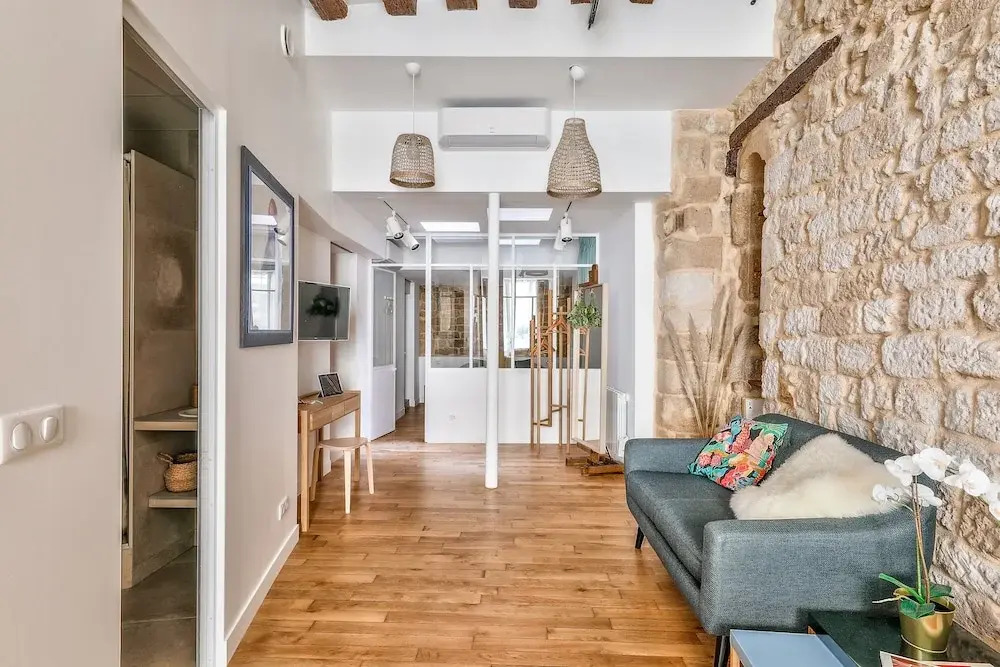 New Stunning 4 Bdrs Apt, With AC – Le Marais