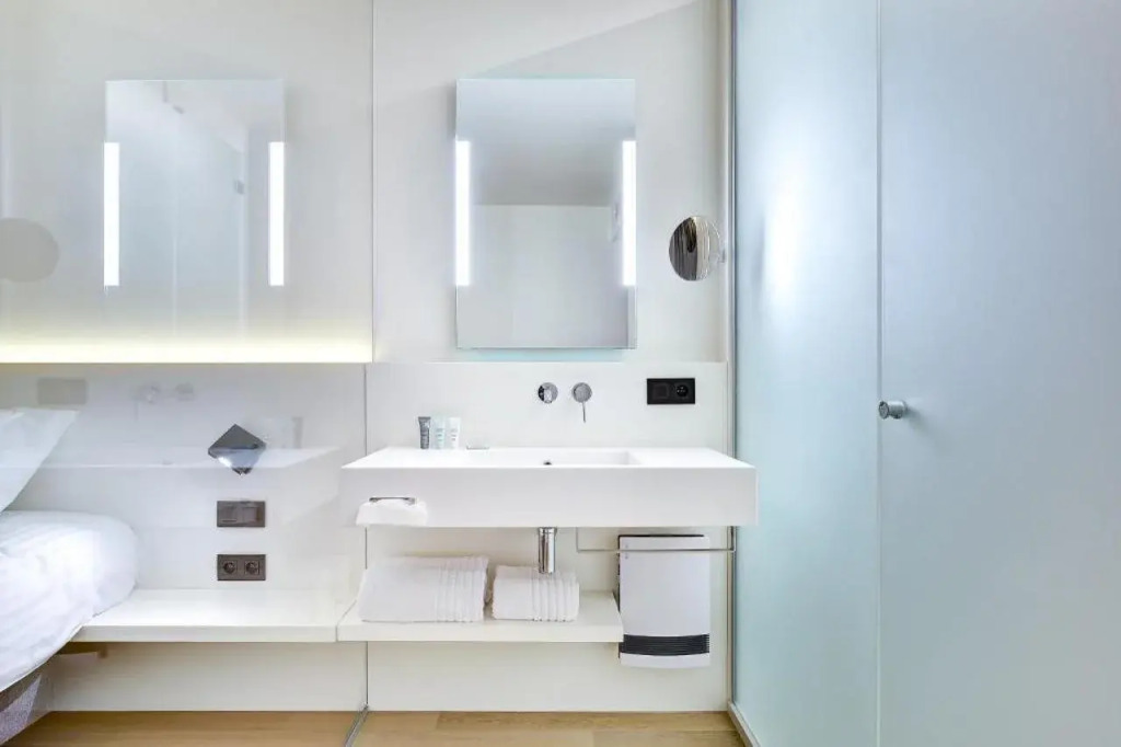 R hotel experiences