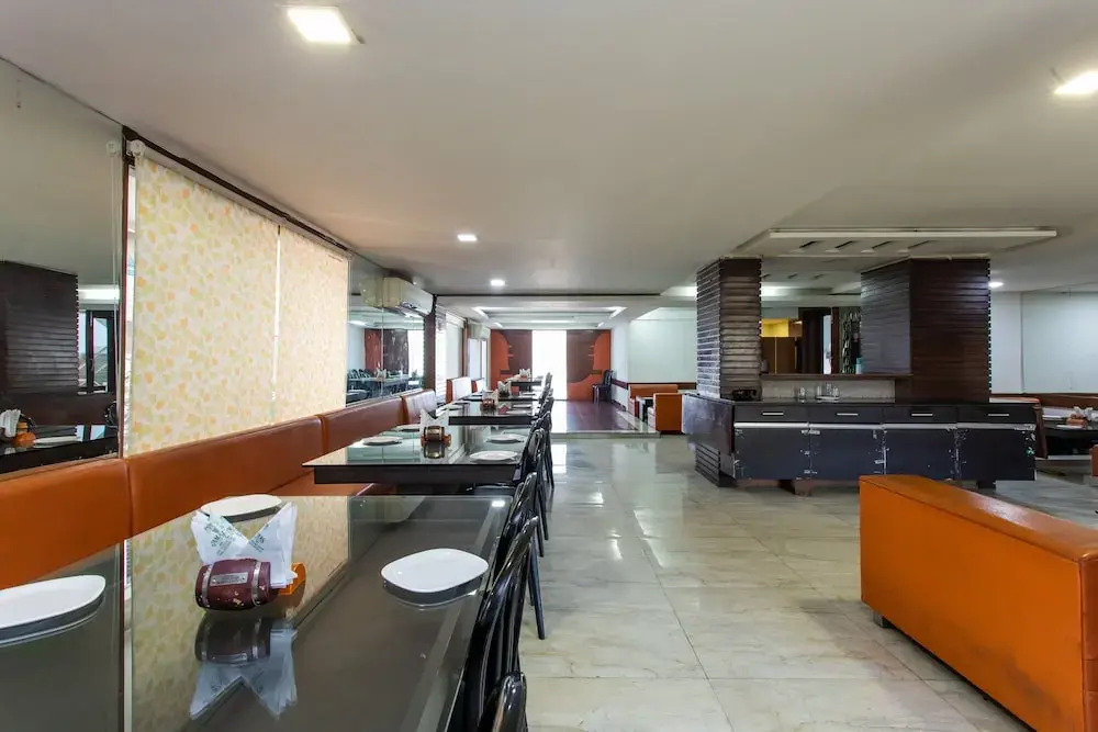 OYO Flagship 140 Amaltas AB Road