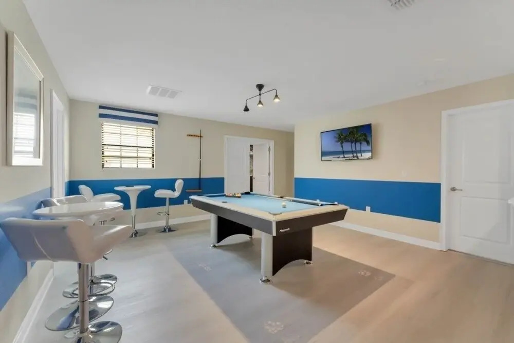 Spacious & Bright W/all The Amenities-4911cg 8 Bedroom Home by RedAwning