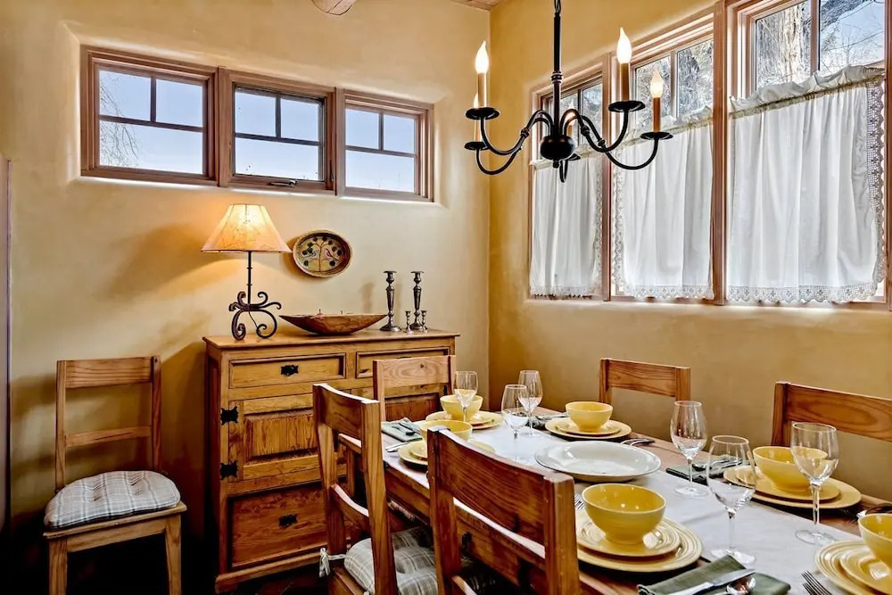 Antonia - Stylish Retreat, Blocks From Galleries and Restaurants of Canyon Rd. and The Plaza
