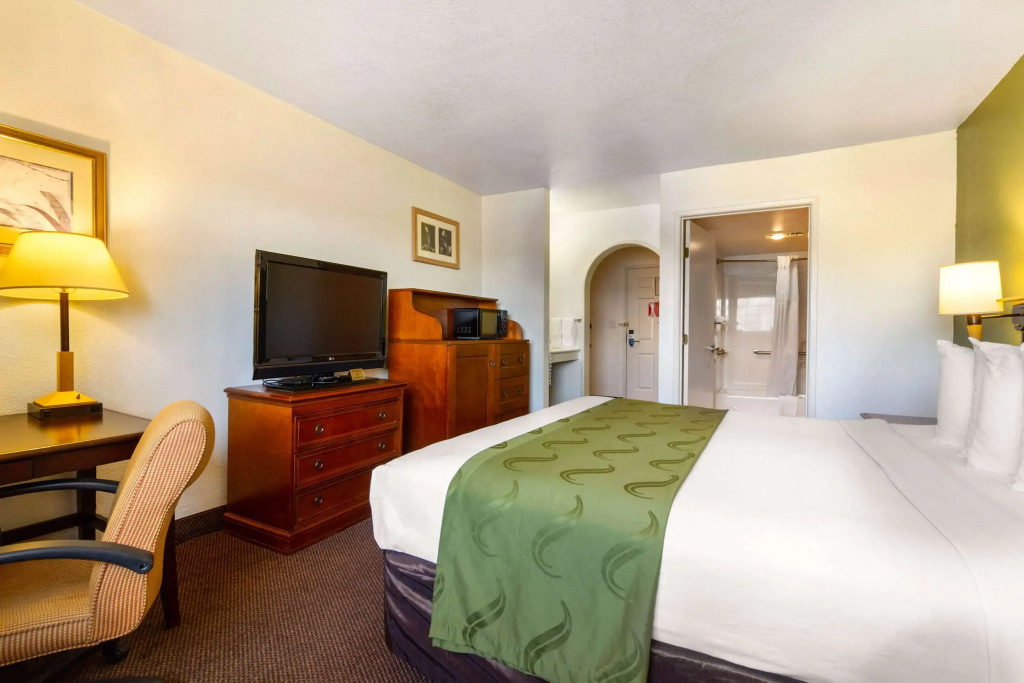Auburn House Hotel
