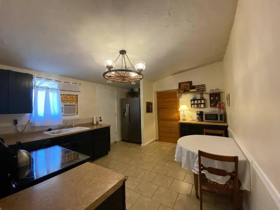 Pet Friendly Neighborhood home near Ft. Sill wagon wheel