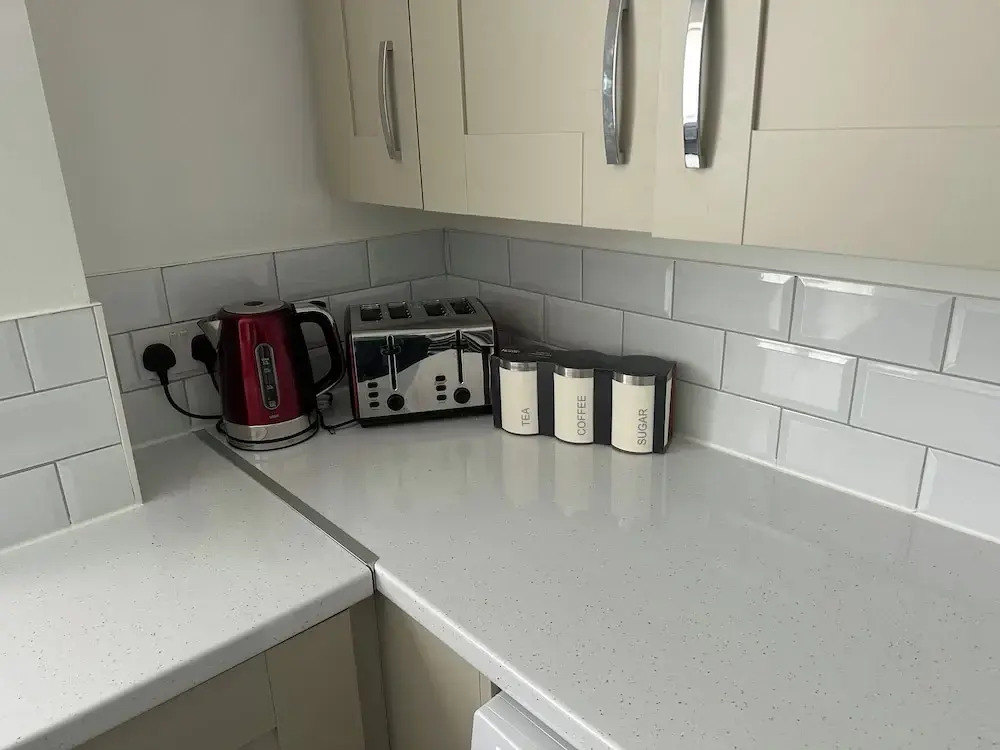 Housesleeps6-freeparking-wifi-contractors-garden