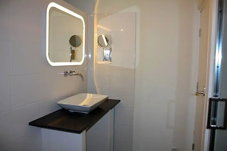 At number 6, B&B or bed only, 150 mtr from tram stop 20 min to centre