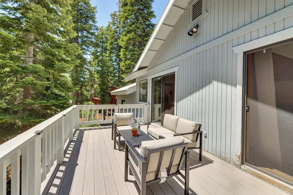 3 Mi to Lake Tahoe: Forest-view Sanctuary w/ Deck!