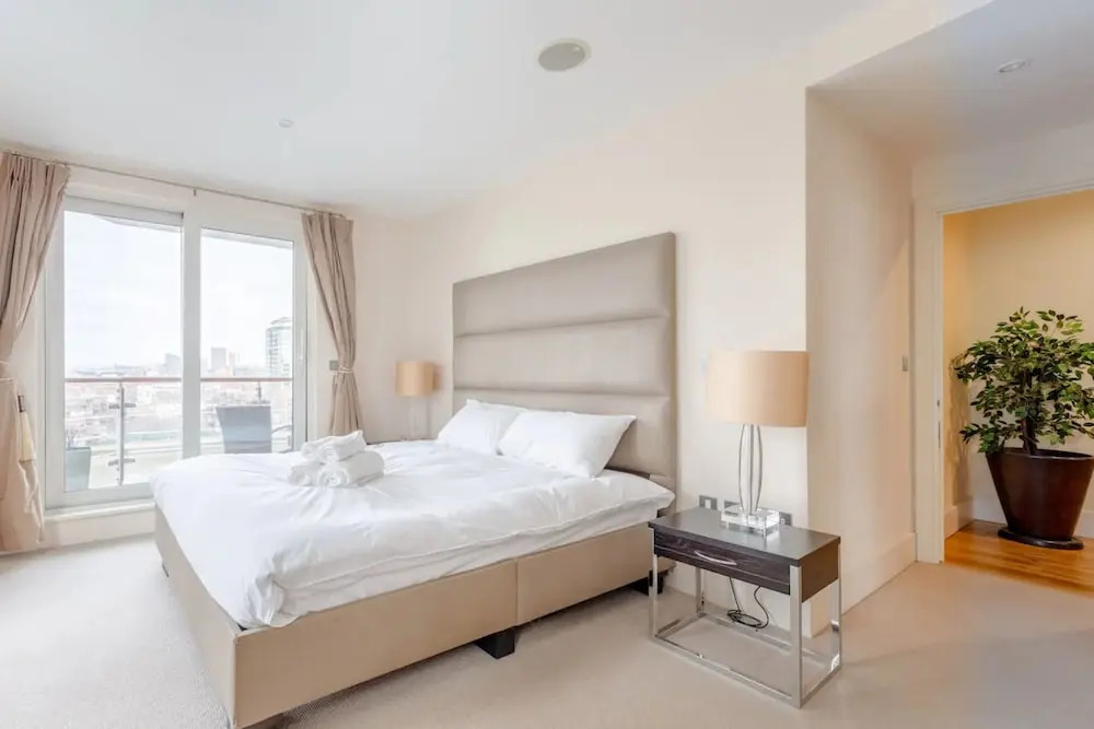 Gorgeous 3 Bedroom Flat in Vauxhall With City Views