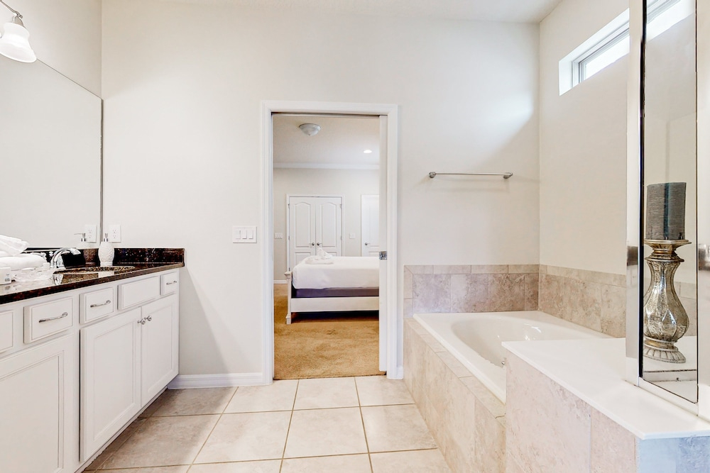 Spacious Home w/ Private Pool, Wifi, Central AC, Private Washer/dryer