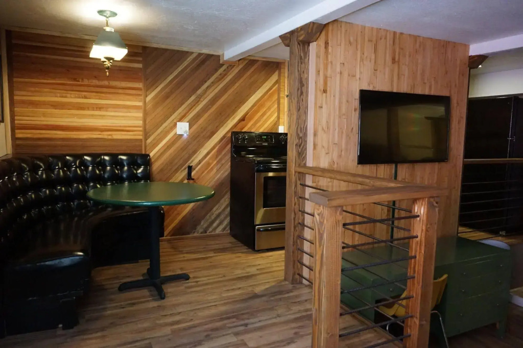 Shaver Lake Village Hotel