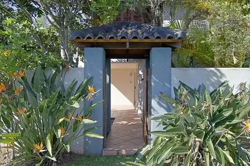 Clarkes Beach Villa - steps to beach & Byron town