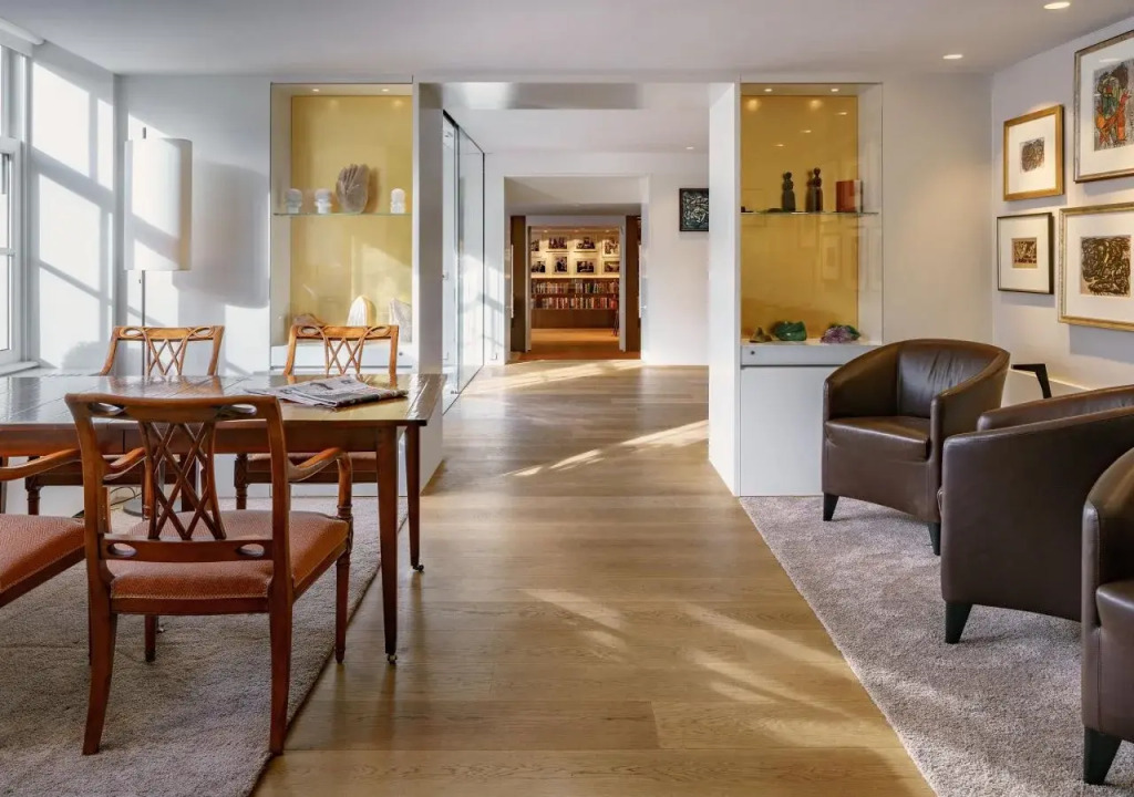 Ambassade Hotel