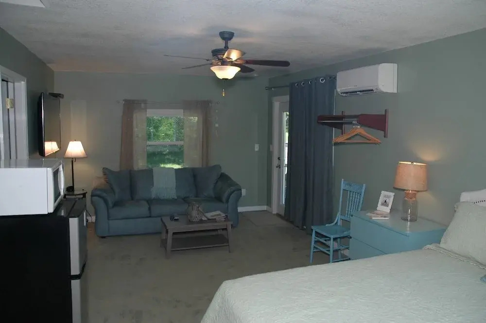Pine Cottage by Winfield Inn