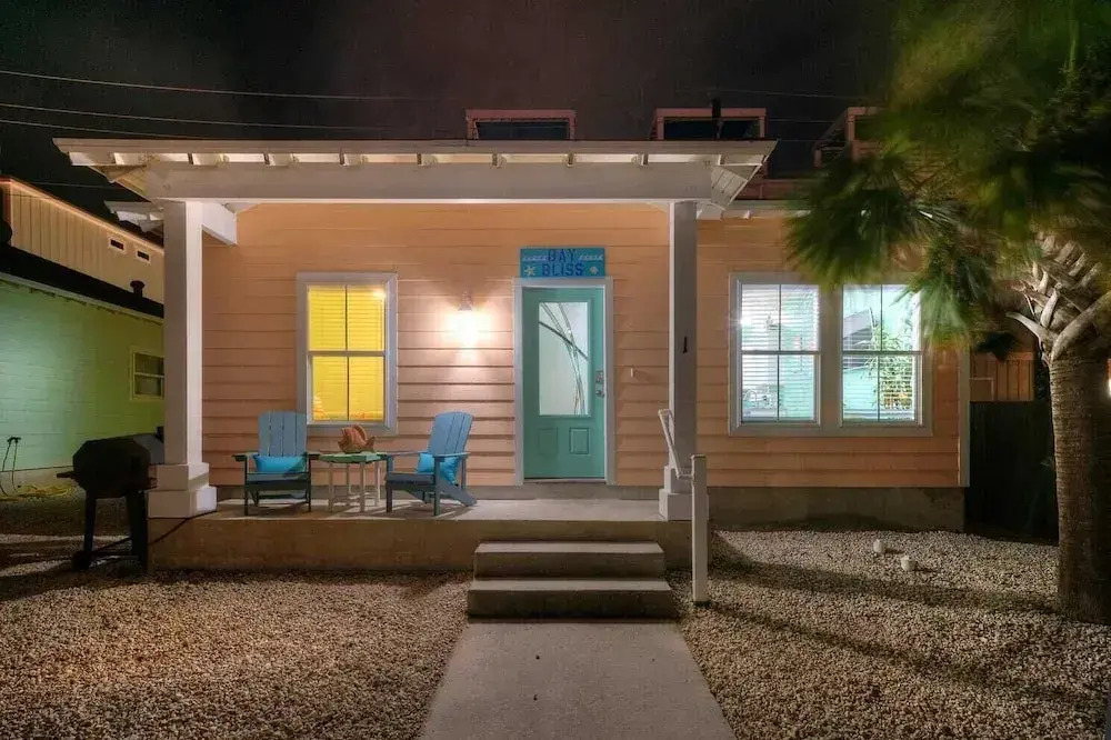Shared Pool, Walkable to Beach, Vibrant Beachy Design! Bay Bliss by Avantstay