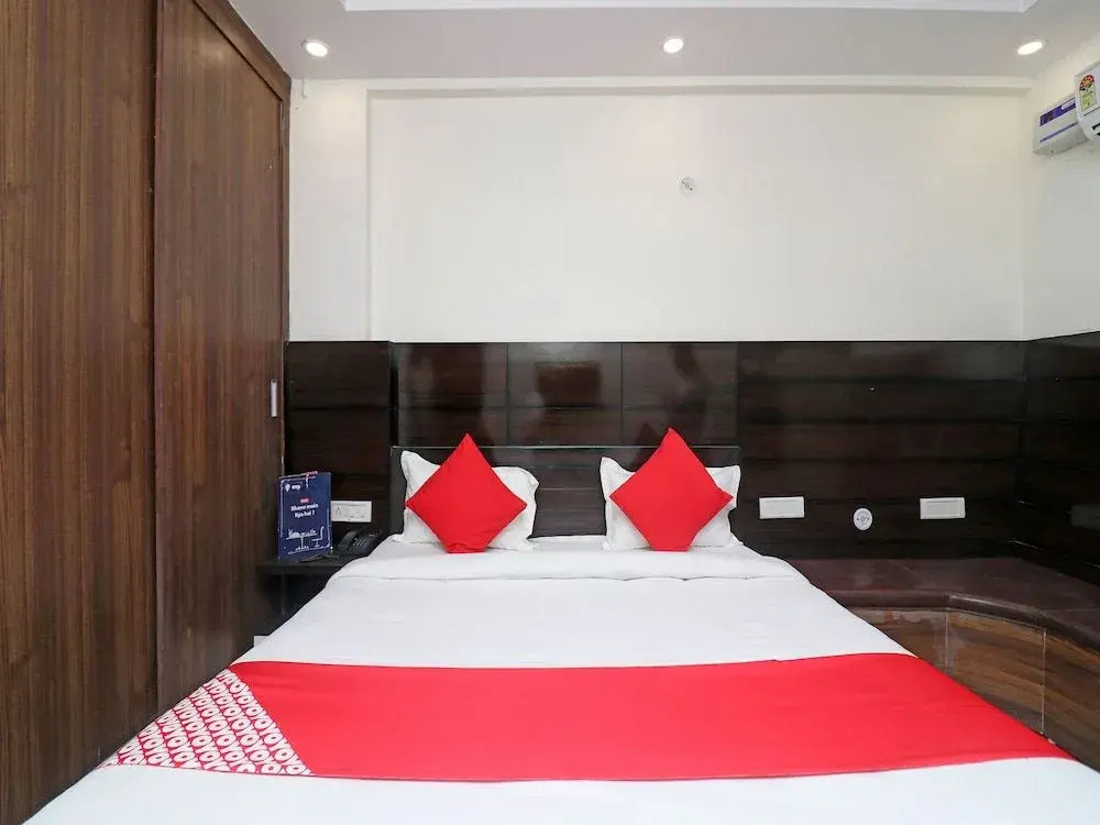 OYO 26170 Hotel Manzana