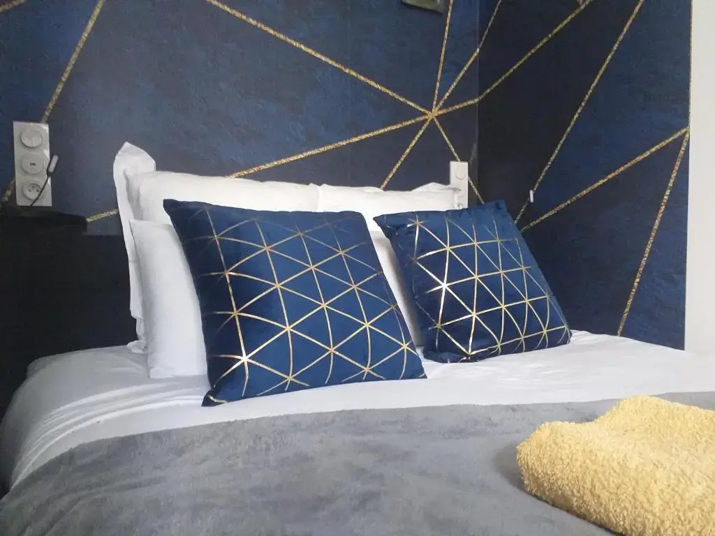 Les Volets Bleus - Au Calme avec petit Jardin et Patio - 3 appartements
