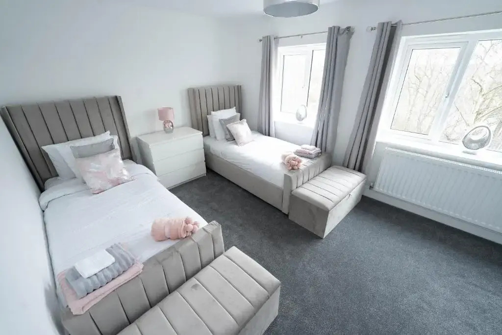 Entire Modern Home with Private Parking for 6/8 Persons