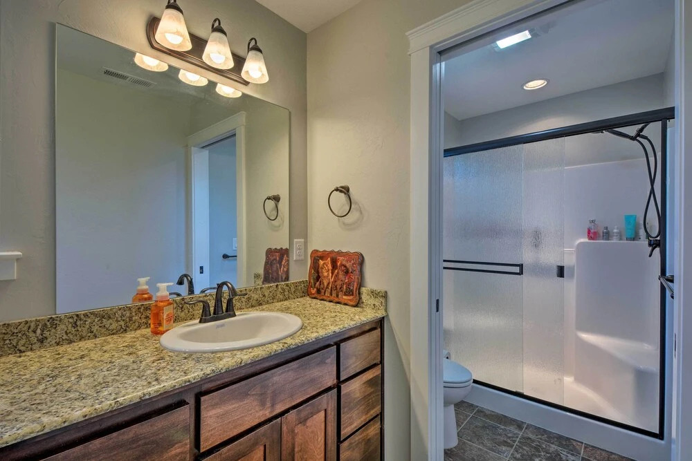 Cozy Home w/ Yard ~ 3 Mi to Downtown Medford!