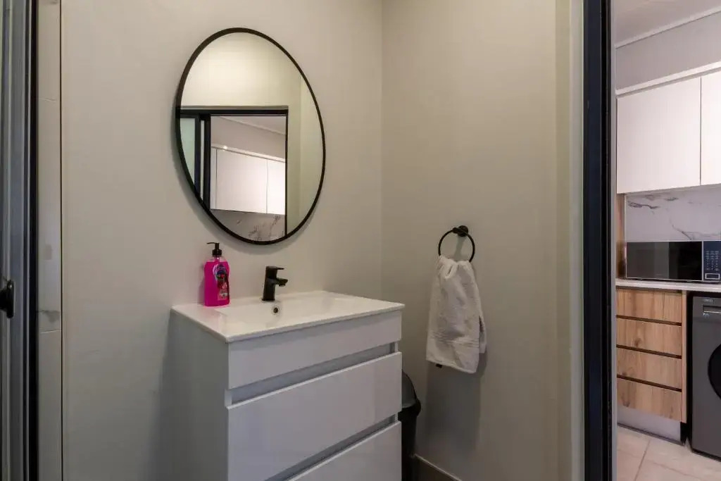 Lovely 1 Modern bedroom in Waterfall City