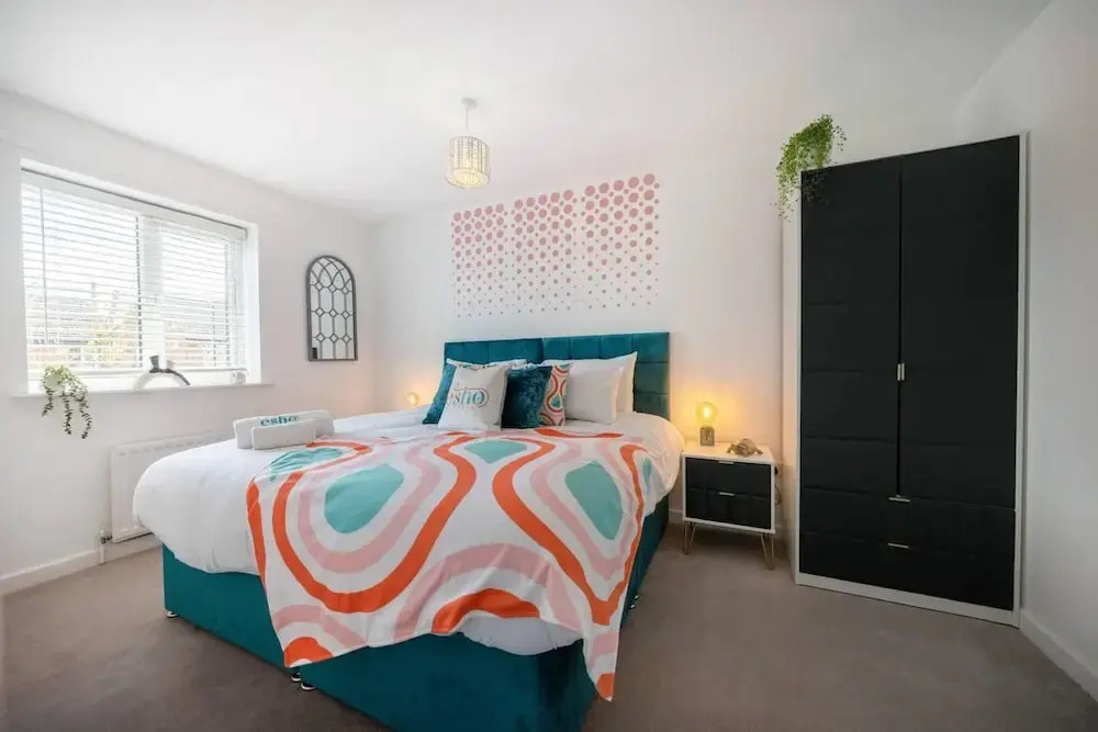 Stylish 3 bed house, large garden, Parking, WiFi - Esho Stays