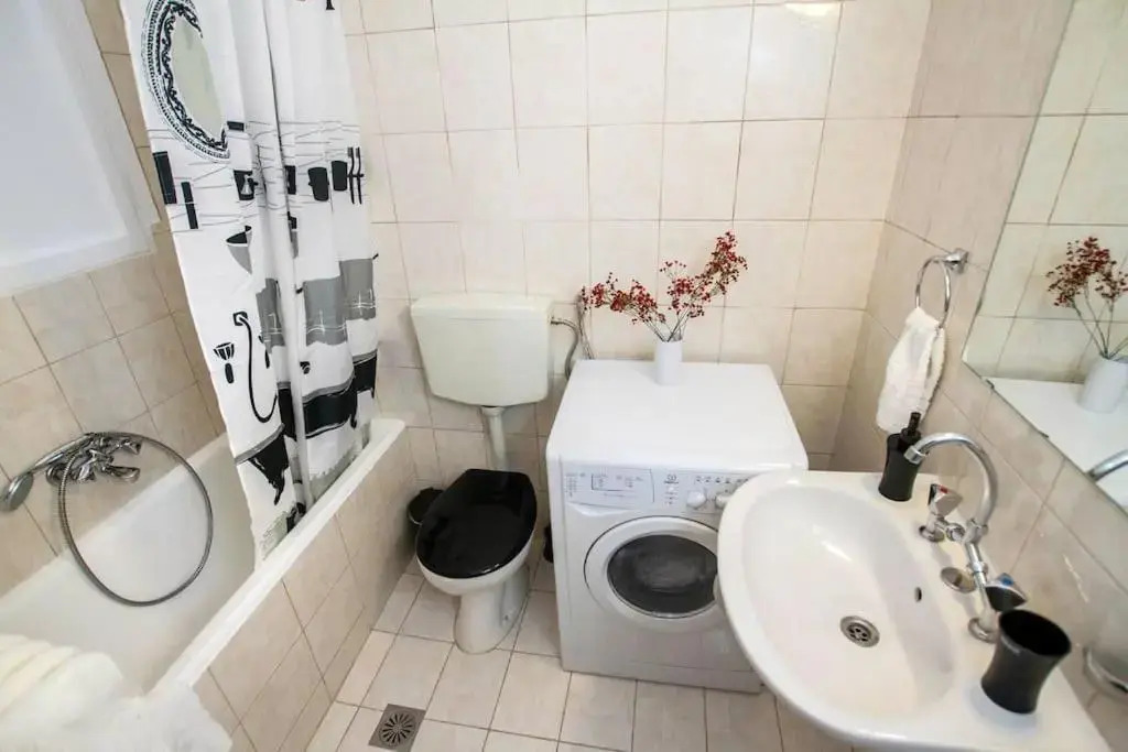 2BDR OlympianZeus Apt with Netflix