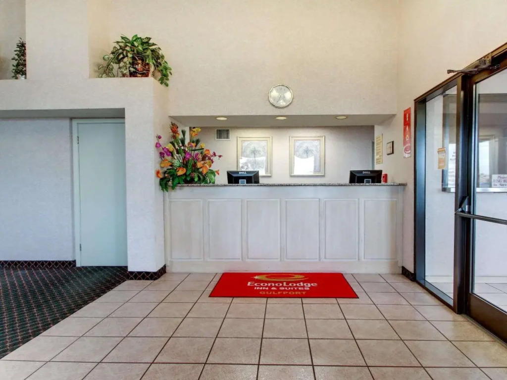 Econo Lodge Inn & Suites Gulfport Airport
