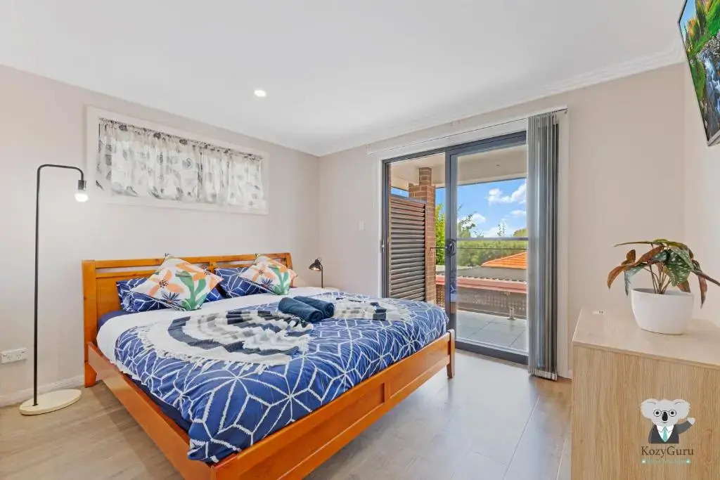 KOZYGURU Arncliffe 3 BED Begonia Cottage With FREE Parking